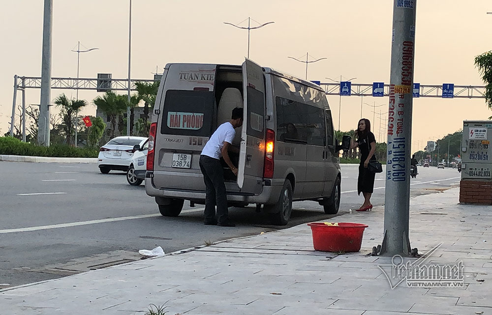 Tháo dải phân cách, xe khách ngang nhiên đón người trên cầu Bãi Cháy - 6 Tháo dải phân cách, xe khách ngang nhiên đón người trên cầu Bãi Cháy - 6