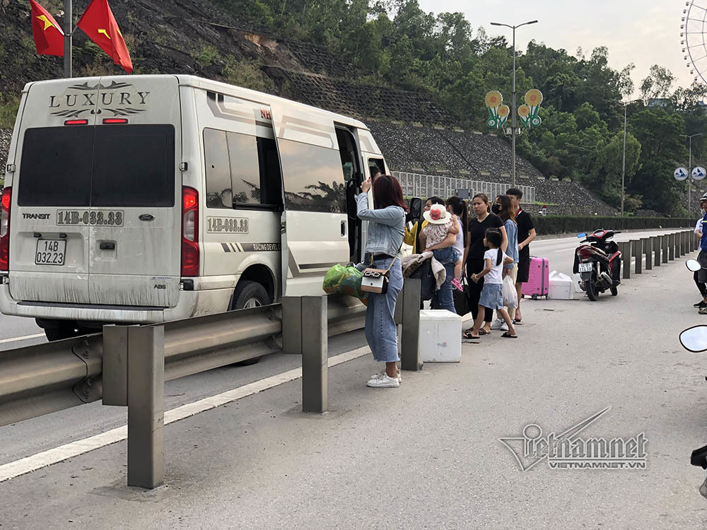 Tháo dải phân cách, xe khách ngang nhiên đón người trên cầu Bãi Cháy