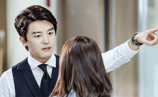 Anh chồng đa nghi ôm mặt khóc nức nở sau khi biết lý do vợ hành động khuất tất