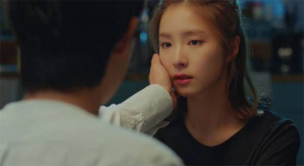 Anh chồng đa nghi ôm mặt khóc nức nở sau khi biết lý do vợ hành động khuất tất