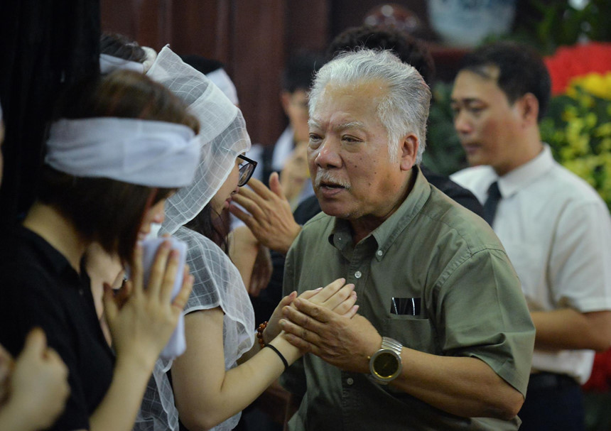 Xuân Bắc và nghệ sĩ nhà hát viếng đồng nghiệp vụ tai nạn hầm Kim Liên