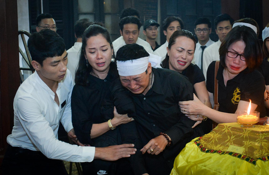 Xuân Bắc và nghệ sĩ nhà hát viếng đồng nghiệp vụ tai nạn hầm Kim Liên