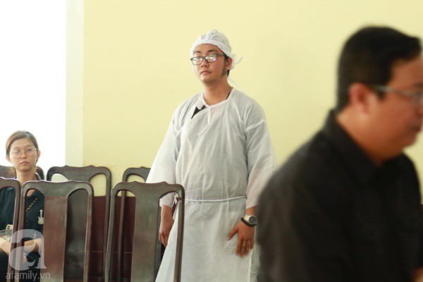 Con trai út của cố nghệ sĩ Lê Bình bần thần nhìn di ảnh cha, tiết lộ lý do hỏa thiêu, thả tro cốt xuống biển