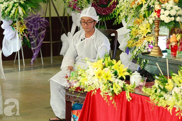 Con trai út của cố nghệ sĩ Lê Bình bần thần nhìn di ảnh cha, tiết lộ lý do hỏa thiêu, thả tro cốt xuống biển