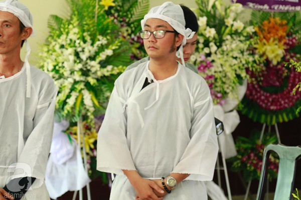 Con trai út của cố nghệ sĩ Lê Bình bần thần nhìn di ảnh cha, tiết lộ lý do hỏa thiêu, thả tro cốt xuống biển