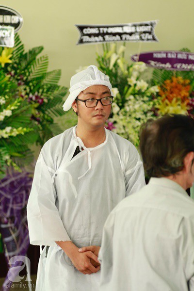 Con trai út của cố nghệ sĩ Lê Bình bần thần nhìn di ảnh cha, tiết lộ lý do hỏa thiêu, thả tro cốt xuống biển