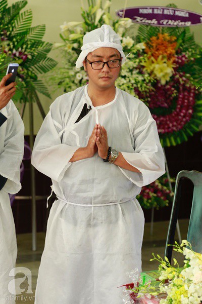 Con trai út của cố nghệ sĩ Lê Bình bần thần nhìn di ảnh cha, tiết lộ lý do hỏa thiêu, thả tro cốt xuống biển