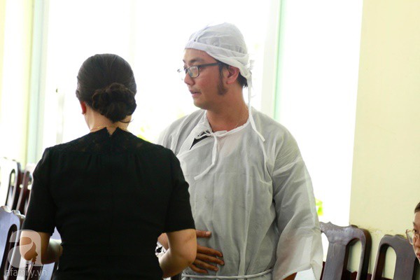 Con trai út của cố nghệ sĩ Lê Bình bần thần nhìn di ảnh cha, tiết lộ lý do hỏa thiêu, thả tro cốt xuống biển