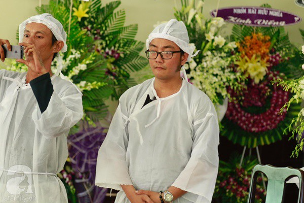 Con trai út của cố nghệ sĩ Lê Bình bần thần nhìn di ảnh cha, tiết lộ lý do hỏa thiêu, thả tro cốt xuống biển