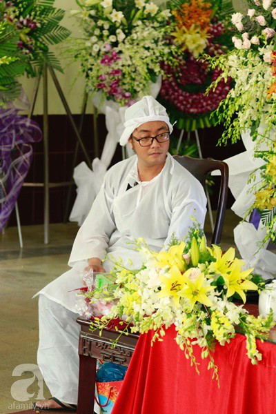 Con trai út của cố nghệ sĩ Lê Bình bần thần nhìn di ảnh cha, tiết lộ lý do hỏa thiêu, thả tro cốt xuống biển