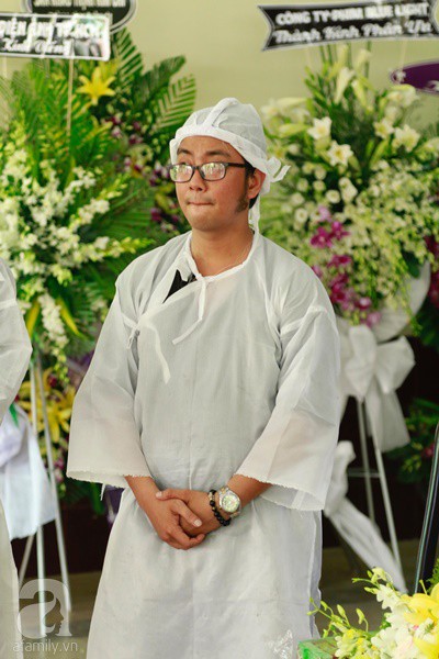 Con trai út của cố nghệ sĩ Lê Bình bần thần nhìn di ảnh cha, tiết lộ lý do hỏa thiêu, thả tro cốt xuống biển