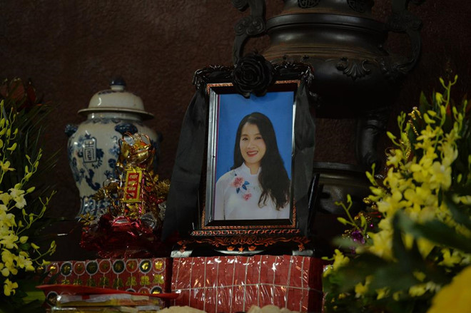 Xuân Bắc và nghệ sĩ nhà hát viếng đồng nghiệp vụ tai nạn hầm Kim Liên