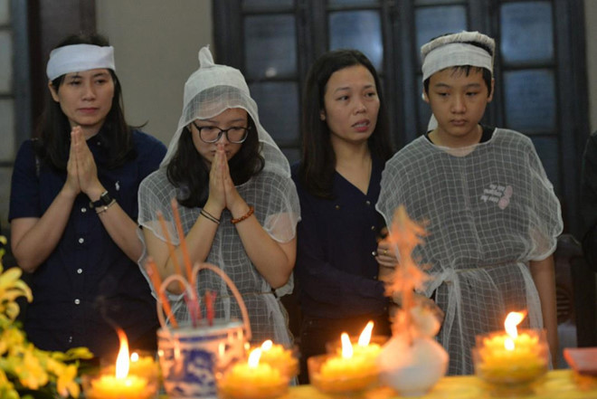 Xuân Bắc và nghệ sĩ nhà hát viếng đồng nghiệp vụ tai nạn hầm Kim Liên