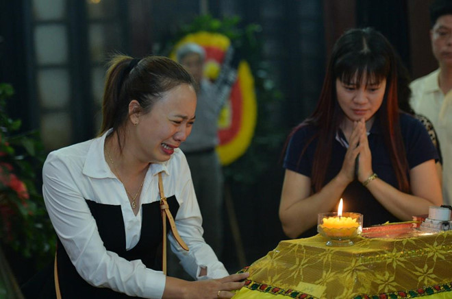 Xuân Bắc và nghệ sĩ nhà hát viếng đồng nghiệp vụ tai nạn hầm Kim Liên