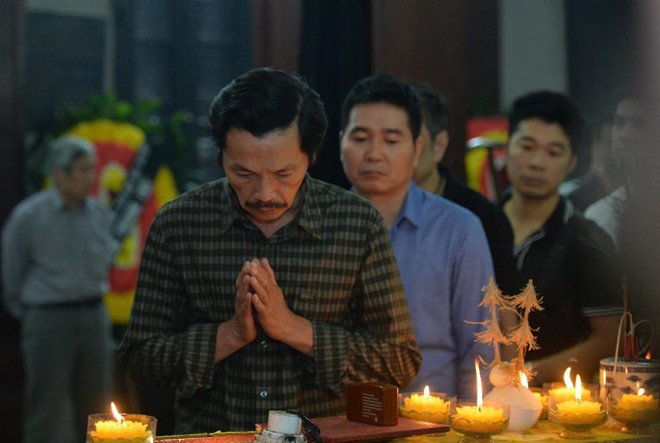 Xuân Bắc và nghệ sĩ nhà hát viếng đồng nghiệp vụ tai nạn hầm Kim Liên