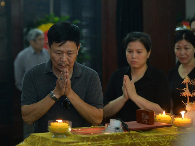 Xuân Bắc và nghệ sĩ nhà hát viếng đồng nghiệp vụ tai nạn hầm Kim Liên