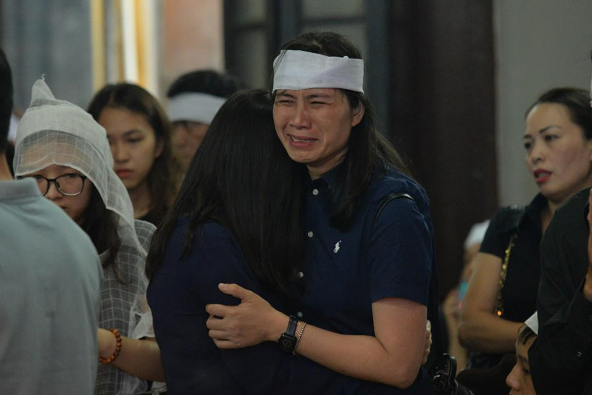 Xuân Bắc và nghệ sĩ nhà hát viếng đồng nghiệp vụ tai nạn hầm Kim Liên