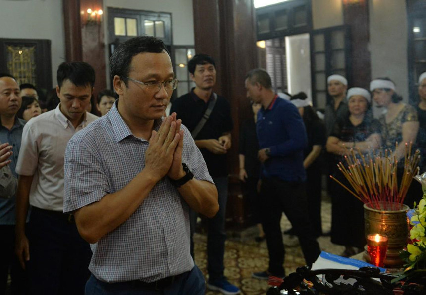 Xuân Bắc và nghệ sĩ nhà hát viếng đồng nghiệp vụ tai nạn hầm Kim Liên