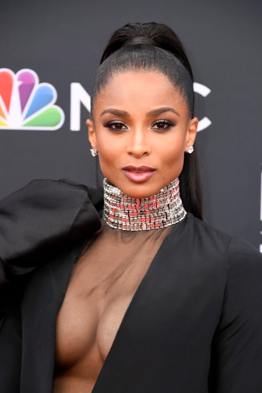 Thảm đỏ Billboard 2019: Taylor Swift sến sẩm bị dàn mỹ nhân ngực khủng át vía, BTS lột xác quyền lực bên quân đoàn sao