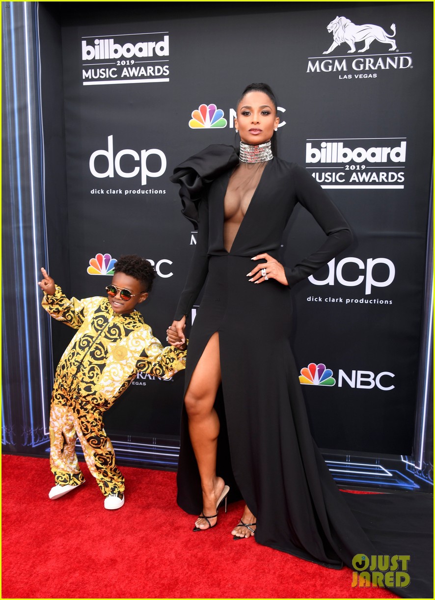 Thảm đỏ Billboard 2019: Taylor Swift sến sẩm bị dàn mỹ nhân ngực khủng át vía, BTS lột xác quyền lực bên quân đoàn sao