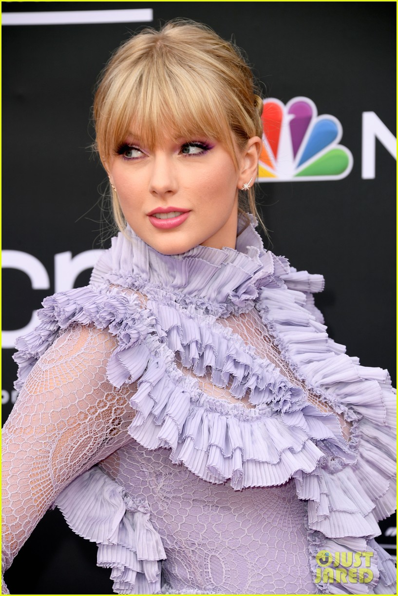 Thảm đỏ Billboard 2019: Taylor Swift sến sẩm bị dàn mỹ nhân ngực khủng át vía, BTS lột xác quyền lực bên quân đoàn sao