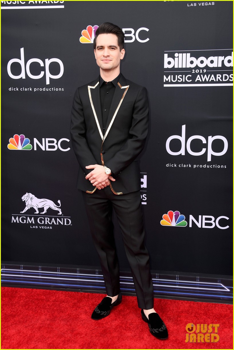 Thảm đỏ Billboard 2019: Taylor Swift sến sẩm bị dàn mỹ nhân ngực khủng át vía, BTS lột xác quyền lực bên quân đoàn sao