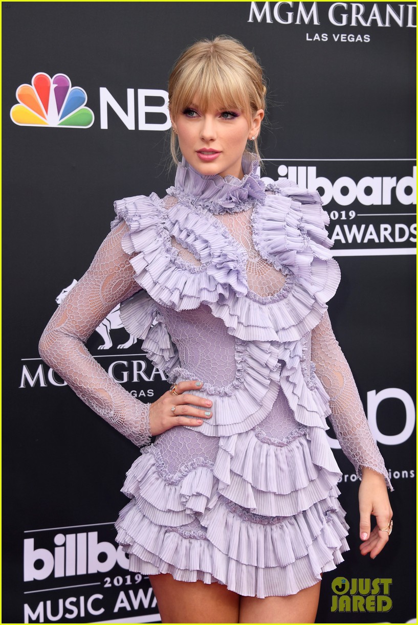 Thảm đỏ Billboard 2019: Taylor Swift sến sẩm bị dàn mỹ nhân ngực khủng át vía, BTS lột xác quyền lực bên quân đoàn sao