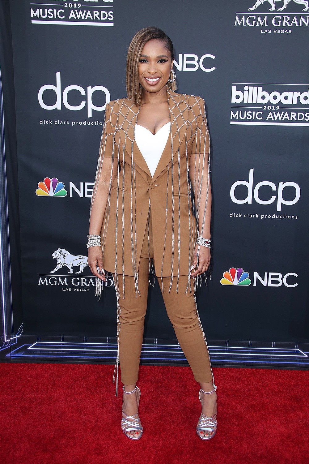 Thảm đỏ Billboard 2019: Taylor Swift sến sẩm bị dàn mỹ nhân ngực khủng át vía, BTS lột xác quyền lực bên quân đoàn sao