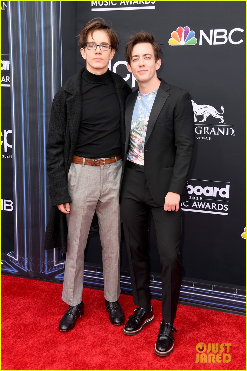 Thảm đỏ Billboard 2019: Taylor Swift sến sẩm bị dàn mỹ nhân ngực khủng át vía, BTS lột xác quyền lực bên quân đoàn sao