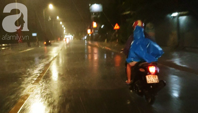 Mưa lớn kèm sấm chớp dữ dội, người dân bị té ngã, sợ hãi vì đường trơn và ngập nước