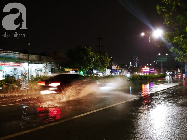 Mưa lớn kèm sấm chớp dữ dội, người dân bị té ngã, sợ hãi vì đường trơn và ngập nước