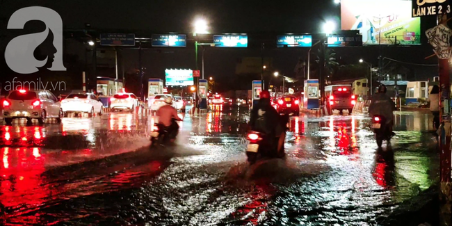 Mưa lớn kèm sấm chớp dữ dội, người dân bị té ngã, sợ hãi vì đường trơn và ngập nước