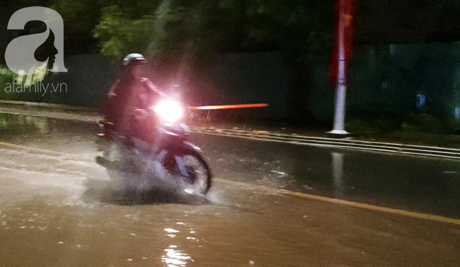 Mưa lớn kèm sấm chớp dữ dội, người dân bị té ngã, sợ hãi vì đường trơn và ngập nước