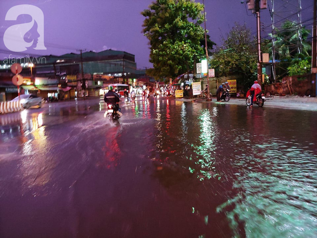 Mưa lớn kèm sấm chớp dữ dội, người dân bị té ngã, sợ hãi vì đường trơn và ngập nước