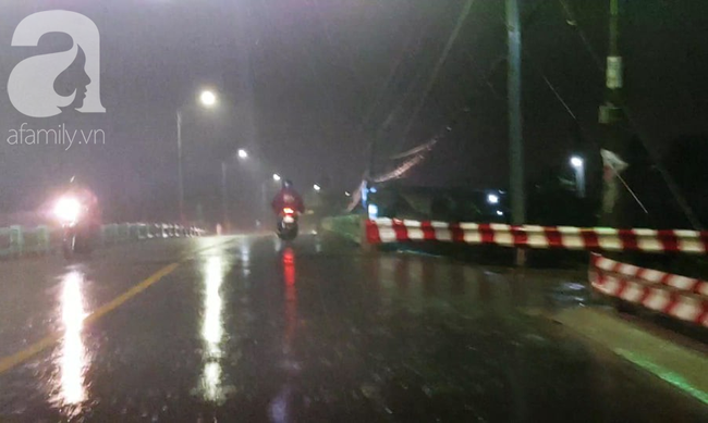 Mưa lớn kèm sấm chớp dữ dội, người dân bị té ngã, sợ hãi vì đường trơn và ngập nước