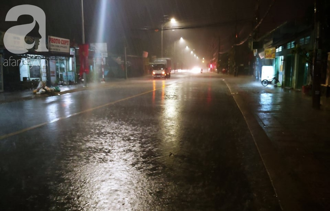 Mưa lớn kèm sấm chớp dữ dội, người dân bị té ngã, sợ hãi vì đường trơn và ngập nước