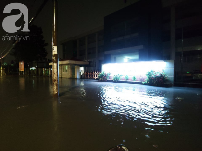 Mưa lớn kèm sấm chớp dữ dội, người dân bị té ngã, sợ hãi vì đường trơn và ngập nước