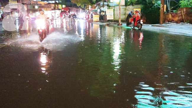 Mưa lớn kèm sấm chớp dữ dội, người dân bị té ngã, sợ hãi vì đường trơn và ngập nước