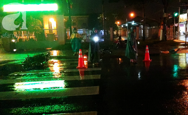 Mưa lớn kèm sấm chớp dữ dội, người dân bị té ngã, sợ hãi vì đường trơn và ngập nước