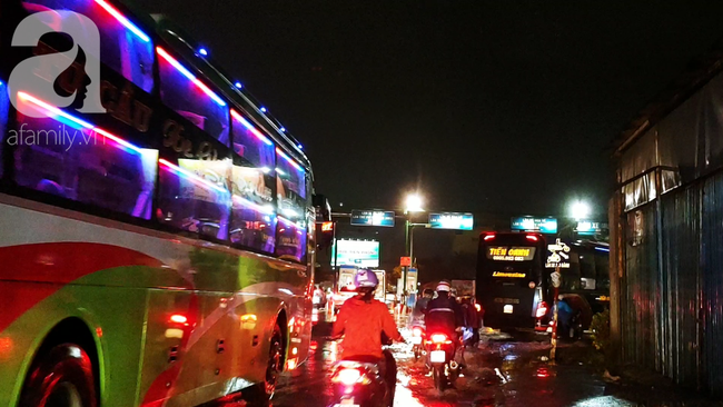 Mưa lớn kèm sấm chớp dữ dội, người dân bị té ngã, sợ hãi vì đường trơn và ngập nước