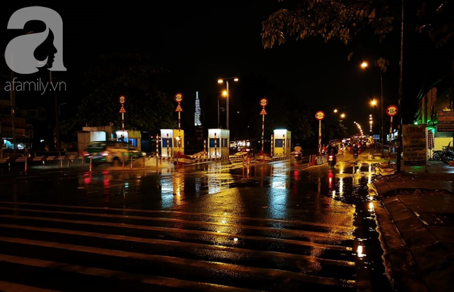 Mưa lớn kèm sấm chớp dữ dội, người dân bị té ngã, sợ hãi vì đường trơn và ngập nước