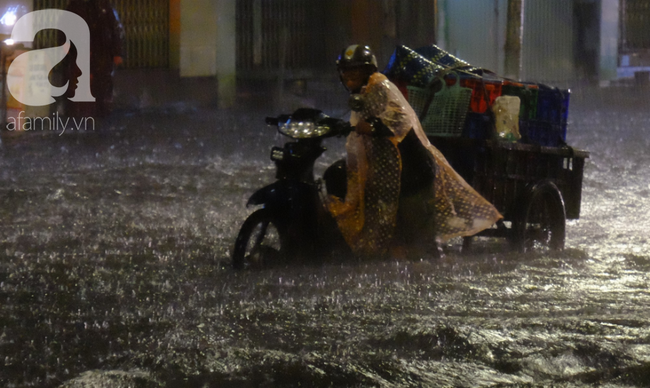 Mưa lớn kèm sấm chớp dữ dội, người dân bị té ngã, sợ hãi vì đường trơn và ngập nước
