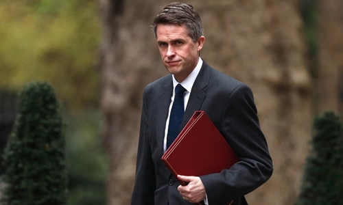 Anh sa thải bộ trưởng quốc phòng vì vụ rò rỉ thông tin về Huawei