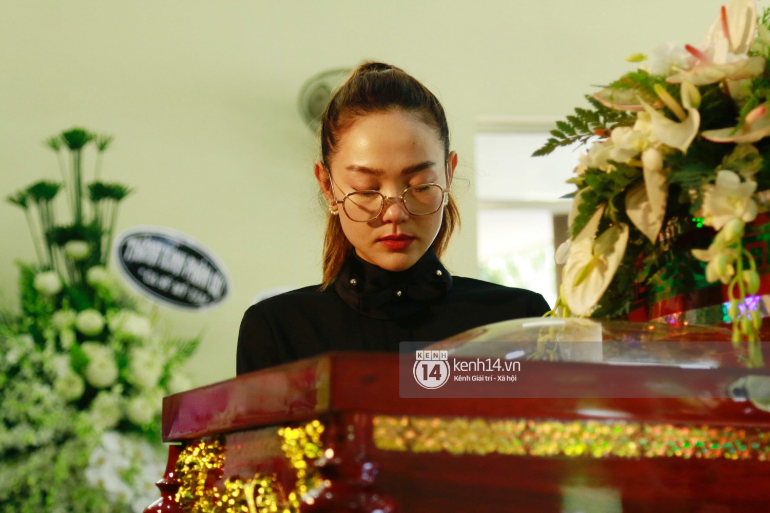 NSƯT Thành Lộc, Minh Hằng cùng dàn nghệ sĩ không giấu nổi đau buồn, nghẹn ngào trong tang lễ nghệ sĩ Lê Bình