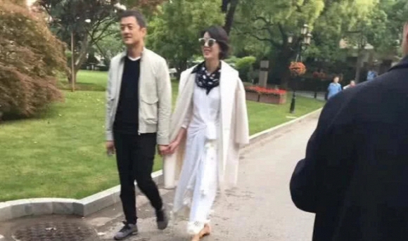 Sau 6 năm ly hôn Vương Phi, lần đầu tiên Lý Á Bằng công khai hẹn hò tình mới