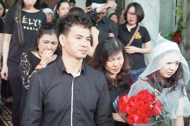 Con trai cô giáo nấc nghẹn khi mẹ bị xe Mercedes đâm tử vong: Giờ em đã không còn mẹ nữa rồi...