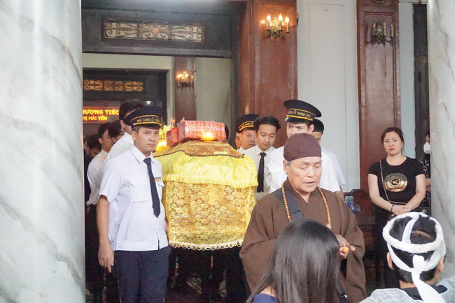 Con trai cô giáo nấc nghẹn khi mẹ bị xe Mercedes đâm tử vong: Giờ em đã không còn mẹ nữa rồi...