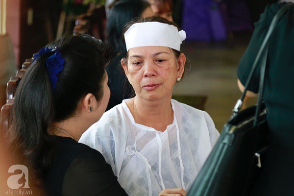 Vợ cũ òa khóc nức nở, chia sẻ về giây phút cuối cùng trước khi ra đi của nghệ sĩ Lê Bình