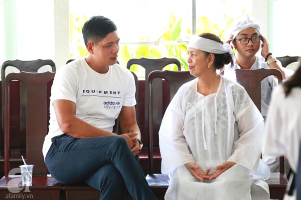 Vợ cũ òa khóc nức nở, chia sẻ về giây phút cuối cùng trước khi ra đi của nghệ sĩ Lê Bình