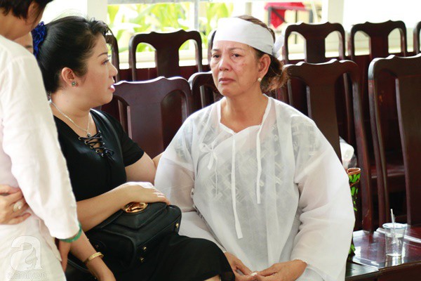 Vợ cũ òa khóc nức nở, chia sẻ về giây phút cuối cùng trước khi ra đi của nghệ sĩ Lê Bình